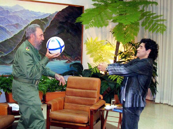 Фидель Кастро и легендарный футболист Марадона играют в мяч во время интервью в Гаване, 2005 год - Sputnik Армения