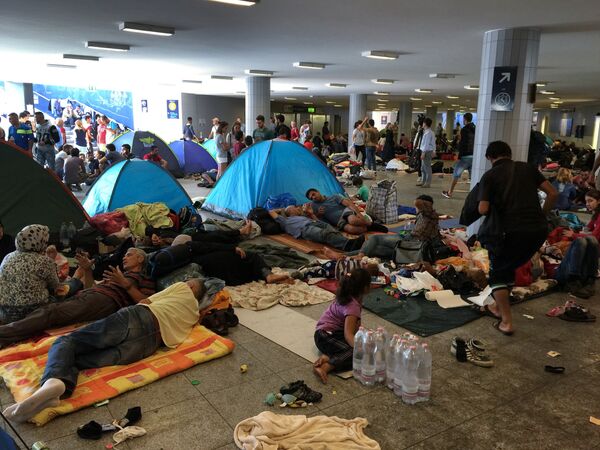 Беженцы с Ближнего Востока на вокзале Келети в Будапеште - Sputnik Армения