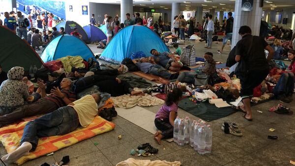 Беженцы с Ближнего Востока на вокзале Келети в Будапеште - Sputnik Արմենիա