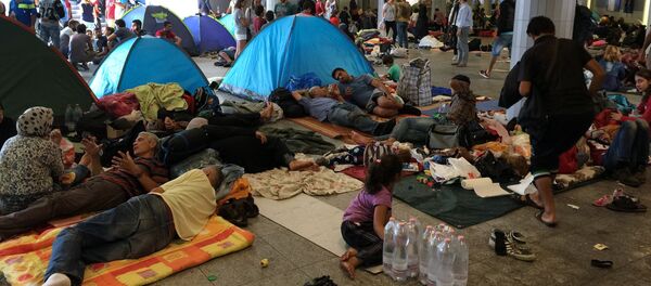 Беженцы с Ближнего Востока на вокзале Келети в Будапеште Беженцы с Ближнего Востока на вокзале Келети в Будапеште - Sputnik Армения