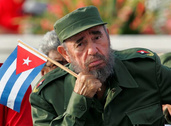 Президент Кубы Фидель Кастро слушает речь во время парада на площади Революции в Гаване в мае 2005 года - Sputnik Армения