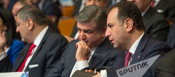 Карен Карапетян и Виген Саргсян на XVI съезде РПА Карен Карапетян и Виген Саргсян на XVI съезде РПА - Sputnik Армения