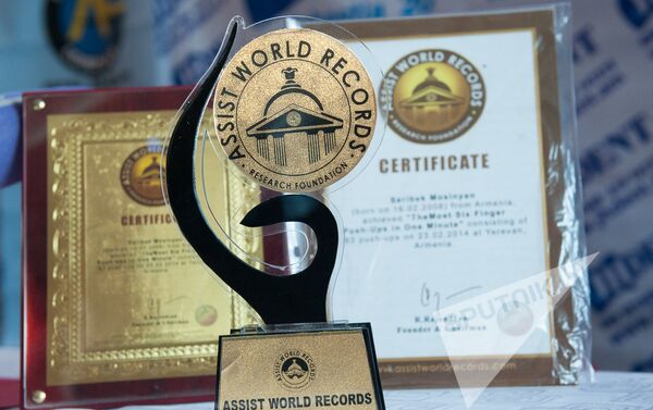 Награда и сертификат Сарибека Мосиняна - Sputnik Армения