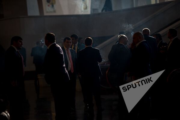 XVI съезд РПА. Участники съезда курят в коридоре - Sputnik Армения