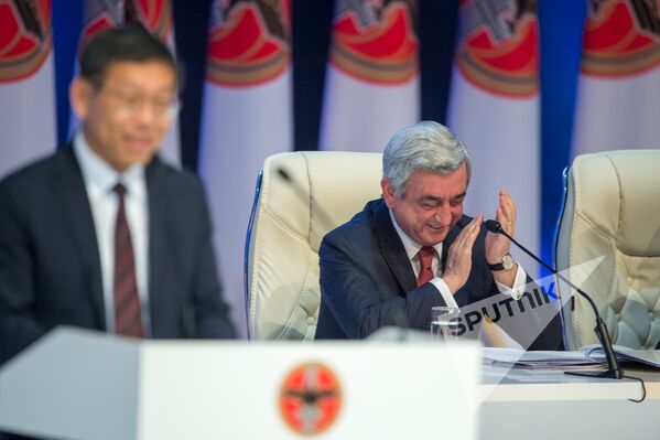 XVI съезд РПА. Президент Армении и председатель РПА Серж Саргсян аплодирует представителю КНР - Sputnik Армения