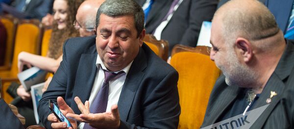 XVI съезд РПА. Аракел Мовсисян показывает на телефоне публикацию СМИ Сейрану Сарояну XVI съезд РПА. Аракел Мовсисян показывает на телефоне публикацию СМИ Сейрану Сарояну - Sputnik Армения