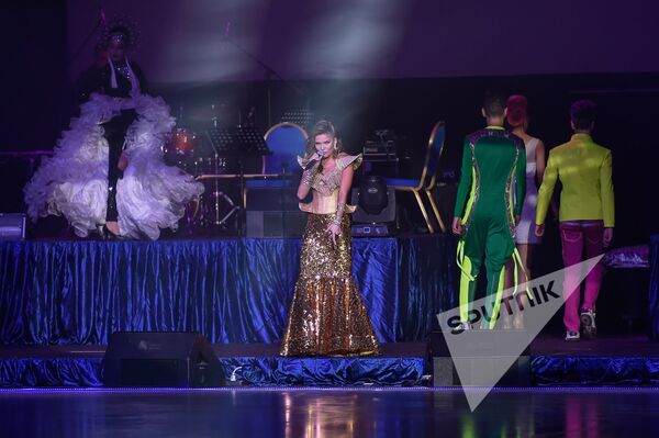 На ледовое шоу приехала и певица Ксенона, которая вышла на ледовую сцену в ярком золотистом платье - Sputnik Армения