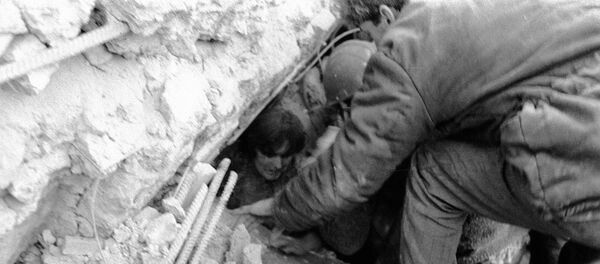 Спасатели освобождают из-под завалов пострадавших при землетрясении - Sputnik Армения