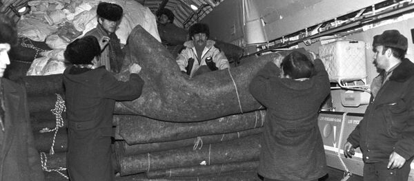 Погрузка в самолет гуманитарного груза для людей из Армении, оставшихся без жилья после землетрясения - Sputnik Армения