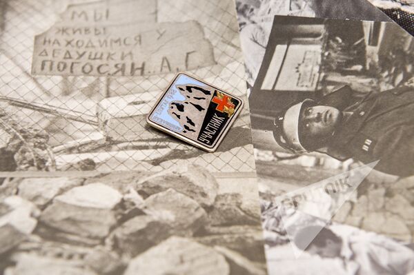 Значок Агвана Чатиняна за участие в спасательных работах в Спитаке после землетрясения 1988 года  - Sputnik Армения