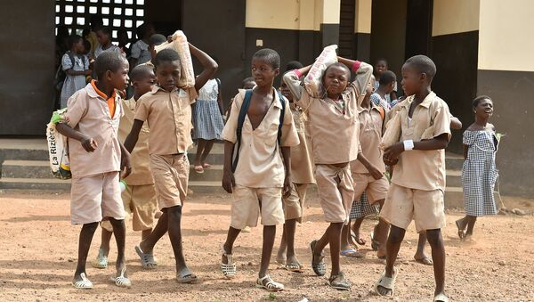 Ученики начальной школы в Кот д'Ивуаре, построенной швейцарской компанией Nestle - Sputnik Արմենիա