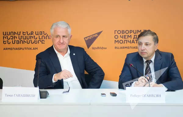 П/к председателя-основателя авиакомпании Армения Тамаза Гаиашвили и генерального директора Роберта Оганесяна П/к председателя-основателя авиакомпании Армения Тамаза Гаиашвили и генерального директора Роберта Оганесяна - Sputnik Армения