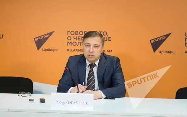 Генеральный директор авиакомпании Армения Роберт Оганесян Генеральный директор авиакомпании Армения Роберт Оганесян - Sputnik Армения