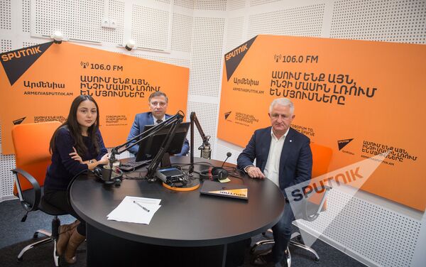 Основатель авиакомпании Армения Тамаз Гаиашвили и генеральный директор авиакомпании Армения Роберт Оганесян в гостях у радио Sputnik Армения - Sputnik Армения