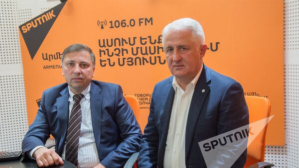 Основатель авиакомпании Армения Тамаз Гаиашвили и генеральный директор авиакомпании Армения Роберт Оганесян в гостях у радио Sputnik Армения - Sputnik Արմենիա