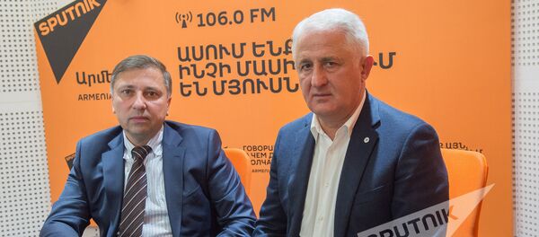 Основатель авиакомпании Армения Тамаз Гаиашвили и генеральный директор авиакомпании Армения Роберт Оганесян в гостях у радио Sputnik Армения Основатель авиакомпании Армения Тамаз Гаиашвили и генеральный директор авиакомпании Армения Роберт Оганесян в гостях у радио Sputnik Армения - Sputnik Արմենիա