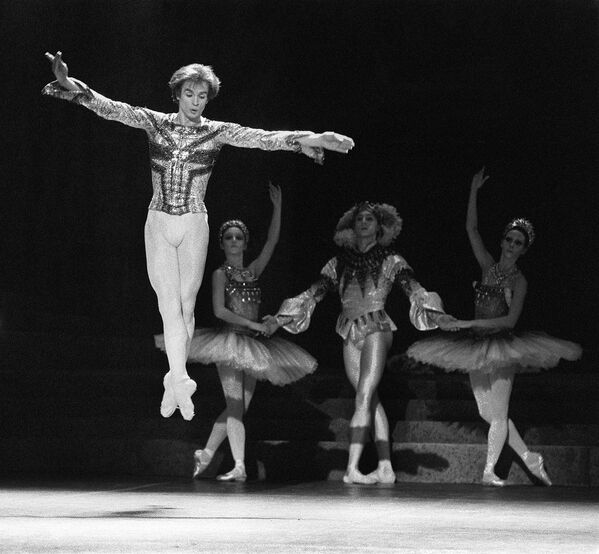 Ռուդոլֆ Նուրիև (1938-1993). խորհրդային, անգլիական և ֆրանսիական աշխարհահռչակ պարող, բալետի արտիստ և բալետմայստեր, Լենինգրադի Կիրովի անվան օպերայի և բալետի թատրոնի մենակատար։ Նրա ստեղծագործական ծրագրերի և կյանքի վրա խաչ քաշեց սարսափելի հիվանդությունը` ՁԻԱՀ–ը։ - Sputnik Արմենիա