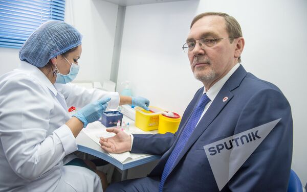 Посол России в Армении Иван Волынкин сдает анализ на ВИЧ - Sputnik Армения
