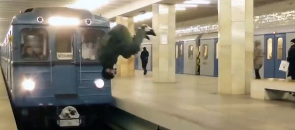 Сумасшедшее сальто перед поездом в московском метро - Sputnik Армения