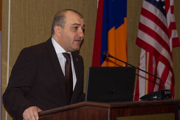 Смбат Саиян. П/к на тему единовременного пособия при рождении первого и второго ребенка, которое можно получить зарегистрировавшись на сайте epension.am - Sputnik Армения