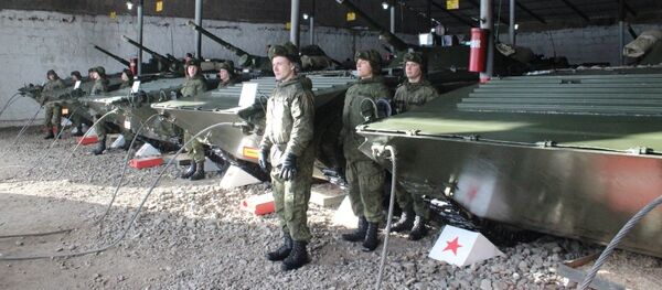 Новобранцам ЮВО в Армении в начале зимнего периода обучения вручили освященное оружие и военную технику - Sputnik Армения