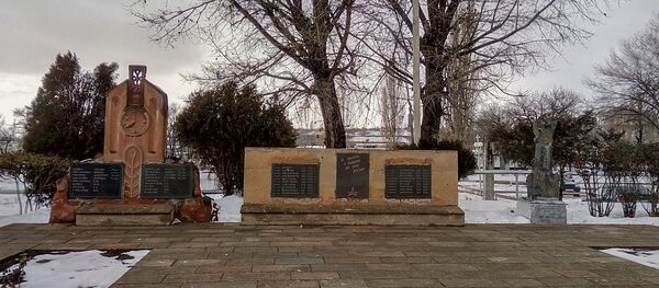 Памятник погибшим в Спитакском землетрясении пограничникам, расположенный на территории пограничного отряда ФСБ РФ в Армении Памятник погибшим в Спитакском землетрясении пограничникам, расположенный на территории пограничного отряда ФСБ РФ в Армении - Sputnik Արմենիա