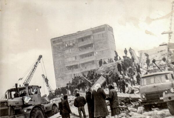 Чтобы не сойти с ума: спасатели из Грузии вернулись поседевшими из Спитака - Sputnik Армения