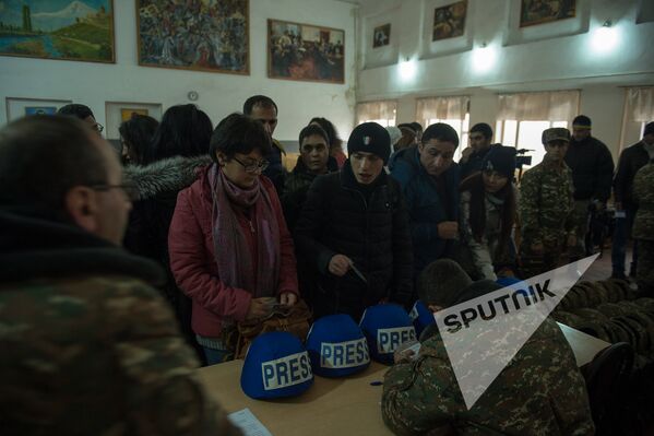 Раздача касок и бронежилетов журналистам перед тем, как подняться на боевые посты - Sputnik Армения