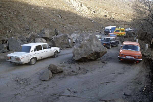 Автомобильная дорога Ленинакан-Спитак после землетрясения - Sputnik Армения