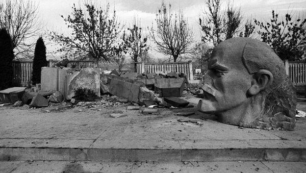 Разрушенный землетрясением памятник В.И. Ленину - Sputnik Армения