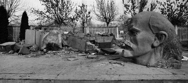 Разрушенный землетрясением памятник В.И. Ленину - Sputnik Армения