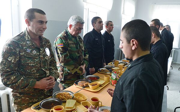 Սերժ Սարգսյանը ճաշել է զինվորների հետ - Sputnik Արմենիա