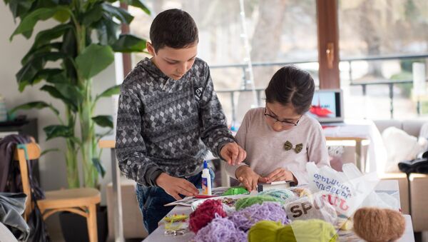 Кафе #2 в Дилижане. Размик и Медеа Ованнисяны готовят игрушки на Новый год - Sputnik Արմենիա