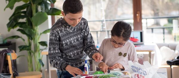 Кафе #2 в Дилижане. Размик и Медеа Ованнисяны готовят игрушки на Новый год Кафе #2 в Дилижане. Размик и Медеа Ованнисяны готовят игрушки на Новый год - Sputnik Արմենիա