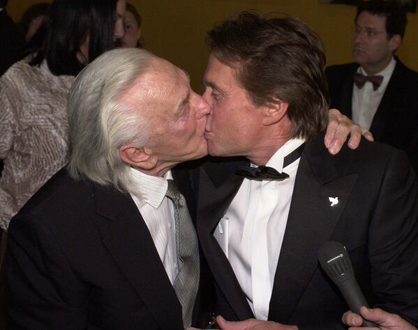 Кирк Дуглас целует сына Майкла Дугласа, который получил награду. 2001 год - Sputnik Армения