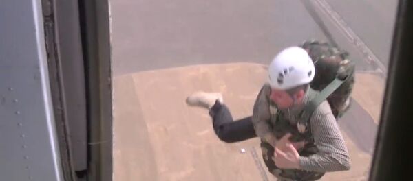 Дмитрий Писаренко прыгнул с парашютом в Таджикистане и после этого оказался в Армении Дмитрий Писаренко прыгнул с парашютом в Таджикистане и после этого оказался в Армении - Sputnik Армения