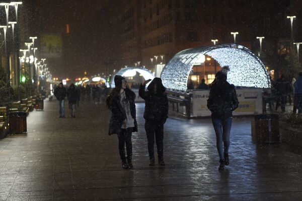 Երևանում բացվել է Ամանորի և Սուրբ Ծննդյան տոնավաճառը - Sputnik Արմենիա