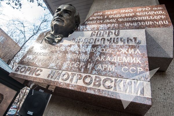 Один Эрмитаж на двоих, или Совсем немного о доме Пиотровских в Ереване - Sputnik Армения