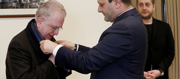 Мэр Еревана Тарон Маргарян наградил Михаила Пиотровского медалью Аргишти Мэр Еревана Тарон Маргарян наградил Михаила Пиотровского медалью Аргишти - Sputnik Արմենիա
