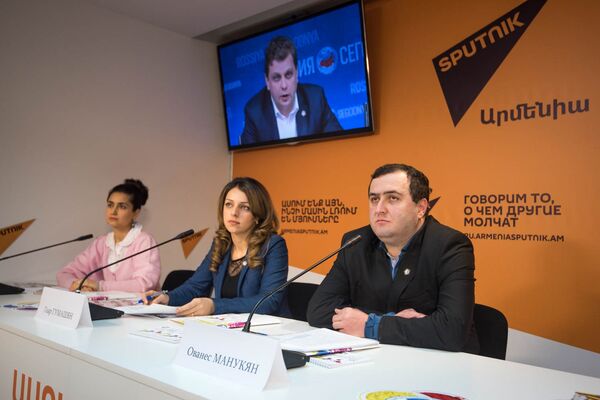 Видеомост Ереван - Москва на тему: XIX Всемирный фестиваль молодежи и студентов. Ованес Манукян и Гоар Гумашян  - Sputnik Армения