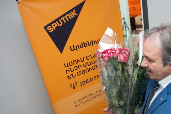 Казбек Кудзаев направляется в пресс-центр Sputnik Армения - Sputnik Армения