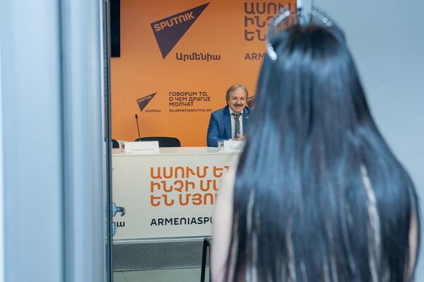 Встреча осетинского врача Казбека Кудзаева с пациенткой Ириной, которую он  разыскивал. - Sputnik Армения