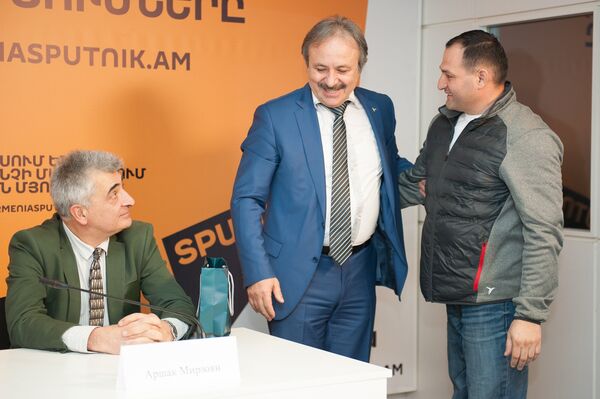 Կազբեկ Կուդզաևի և նրա հիվանդներից մեկի` Ստաս Նազարյանի հանդիպումը - Sputnik Արմենիա