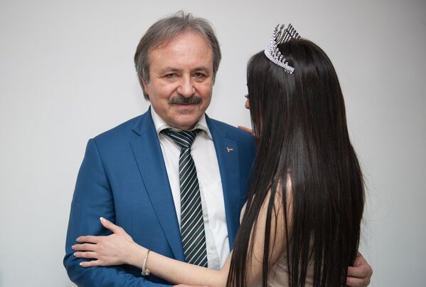 Кудзаев с пациенткой Ириной, которая не пожелала показывать свое лицо. - Sputnik Армения