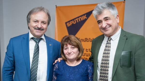 Встреча осетинского врача Казбека Кудзаева с армянскими пациентами и коллегами спустя 28 лет после Спитакского землетрясения в 1988 году - Sputnik Армения