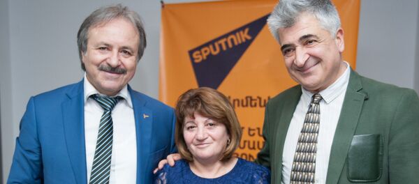 Встреча осетинского врача Казбека Кудзаева с армянскими пациентами и коллегами спустя 28 лет после Спитакского землетрясения в 1988 году Встреча осетинского врача Казбека Кудзаева с армянскими пациентами и коллегами спустя 28 лет после Спитакского землетрясения в 1988 году - Sputnik Армения