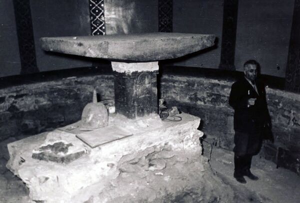 Тонир под зданием кафедрального собора в Первопрестольном Эчмиадзине  - Sputnik Армения