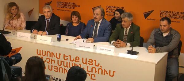 В пресс-центре Sputnik Армения состоялась встреча осетинского врача Казбека Кудзаева с пациентами и коллегами 28 лет спустя В пресс-центре Sputnik Армения состоялась встреча осетинского врача Казбека Кудзаева с пациентами и коллегами 28 лет спустя - Sputnik Армения