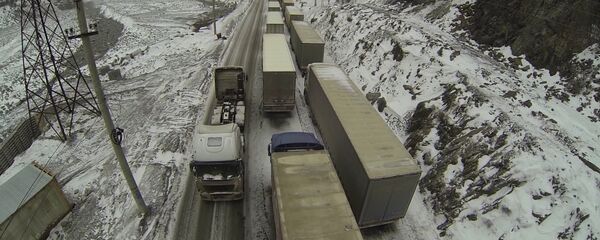 На КПП Верхний Ларс скопились сотни большегрузных фур. Съемка с дрона - Sputnik Армения