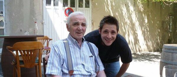 Шарль Азнавур с сыном Мишей Шарль Азнавур с сыном Мишей - Sputnik Армения